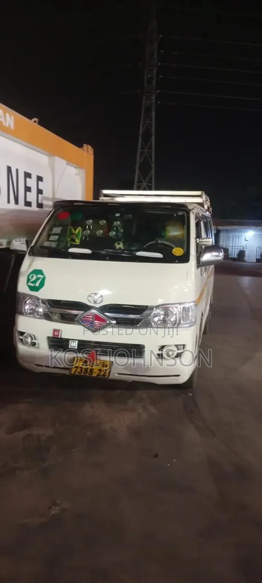 Toyota HiAce 2013 White · Photo 1