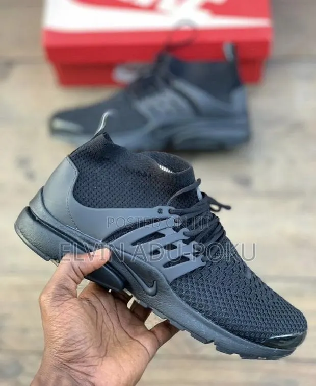 Nike Air Presto "Triple Black" Sneakers. · Photo 1