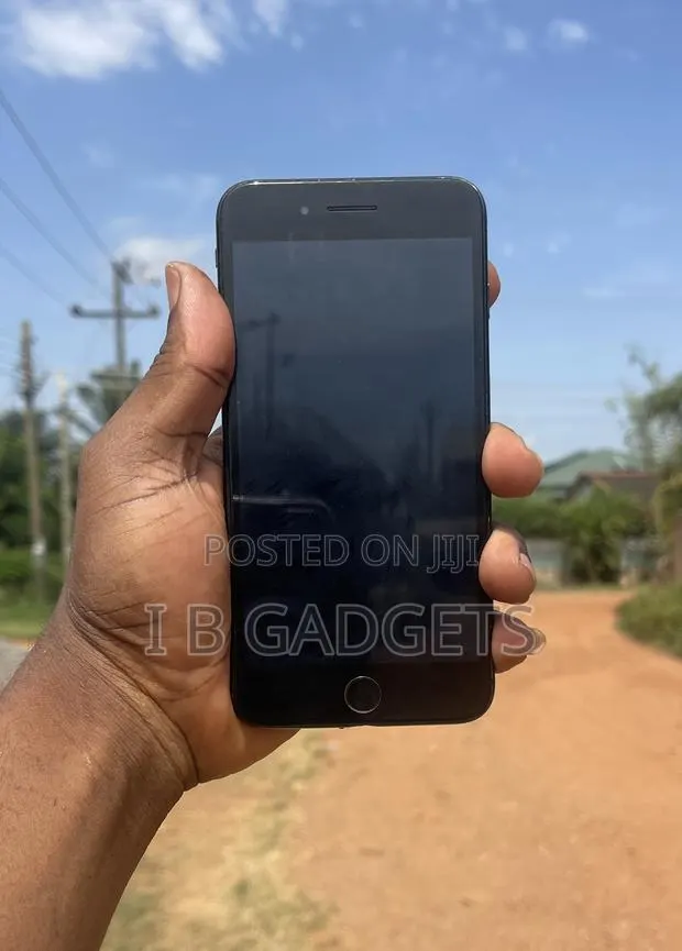 Apple iPhone 7 Plus 128 GB Black · Photo 1