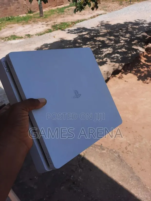 PS4 Slim Jailbreak + 8 Games and 2 Controllers · Photo 1