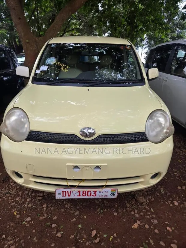 Toyota Sienta 1.5 FWD 2010 Yellow · Photo 1