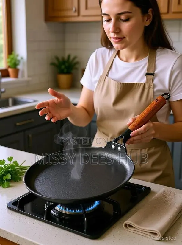 28cm Cast Iron Tawa With Wooden Handle · Photo 1