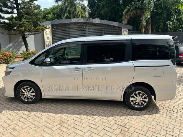 Toyota Quantum 2015 Silver · Photo 1