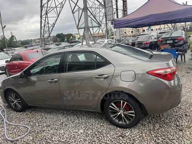 Toyota Corolla LE (1.8L 4cyl 2A) 2018 Gray · Photo 1
