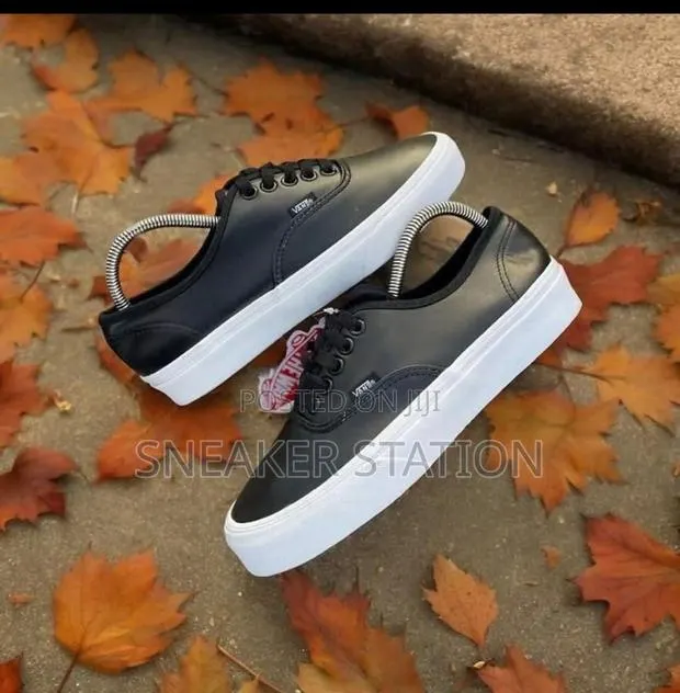 Original Leather Vans Black/White Available · Photo 1