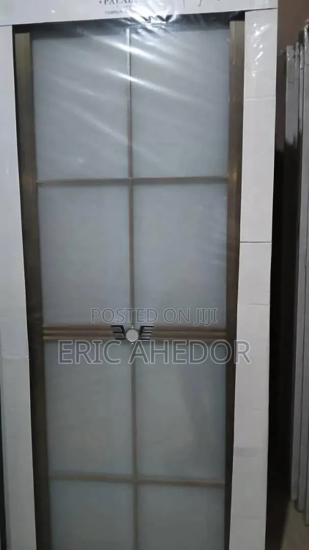 Low Cost Bathroom Glass Door and Accessories · Photo 1