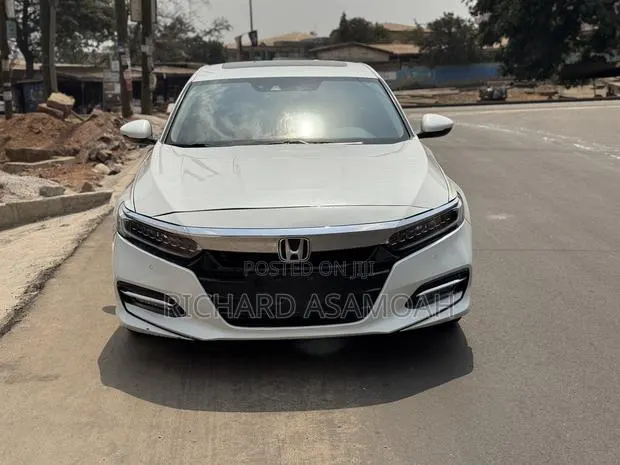 Honda Accord Touring 2018 White · Photo 1