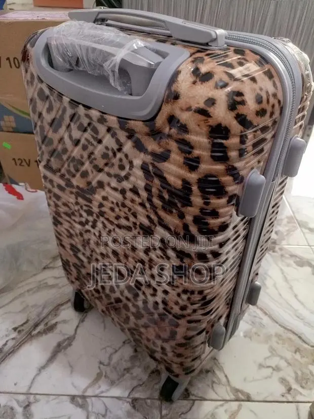 Spacious and Durable Traveling Bag · Photo 1