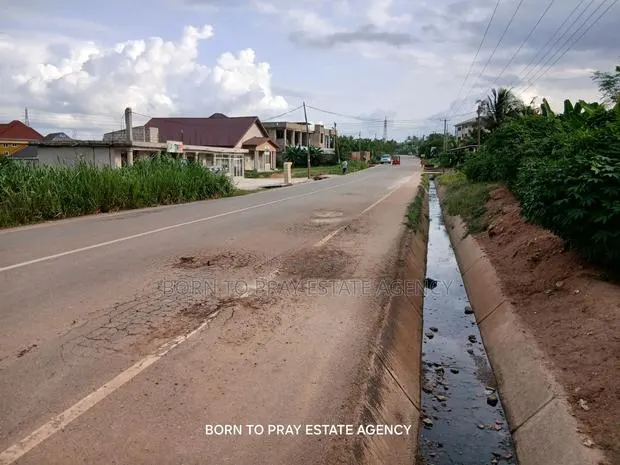 Third Plot on Road Side FOR Sale · Photo 1