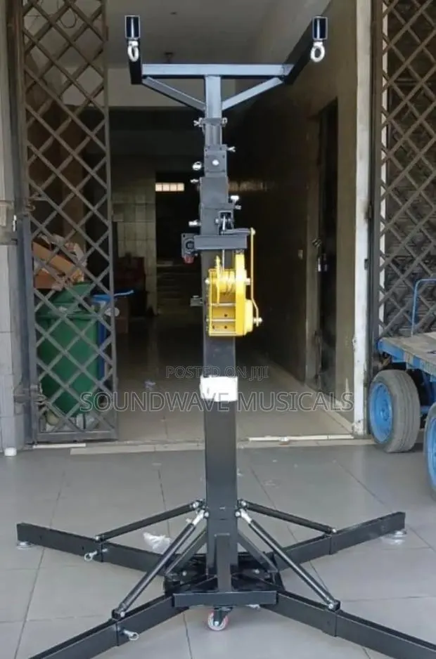 Crank Stand for Line Arrays · Photo 1
