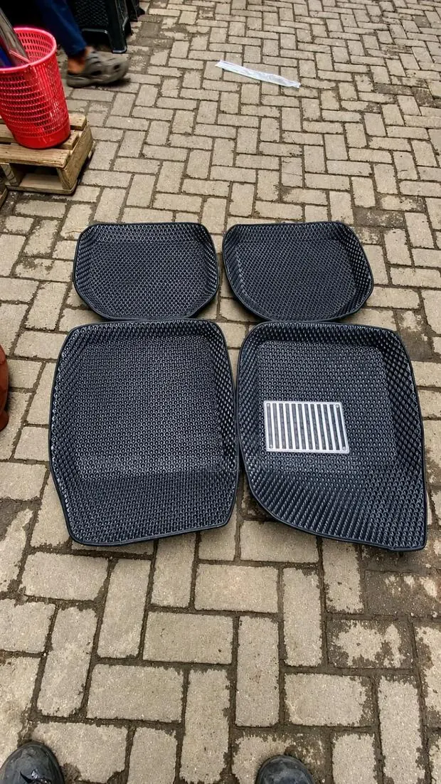 3D Car Bowl Floor Mat · Photo 1