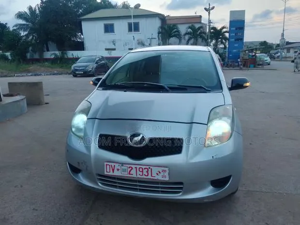 Toyota Vitz 2010 Silver · Photo 1
