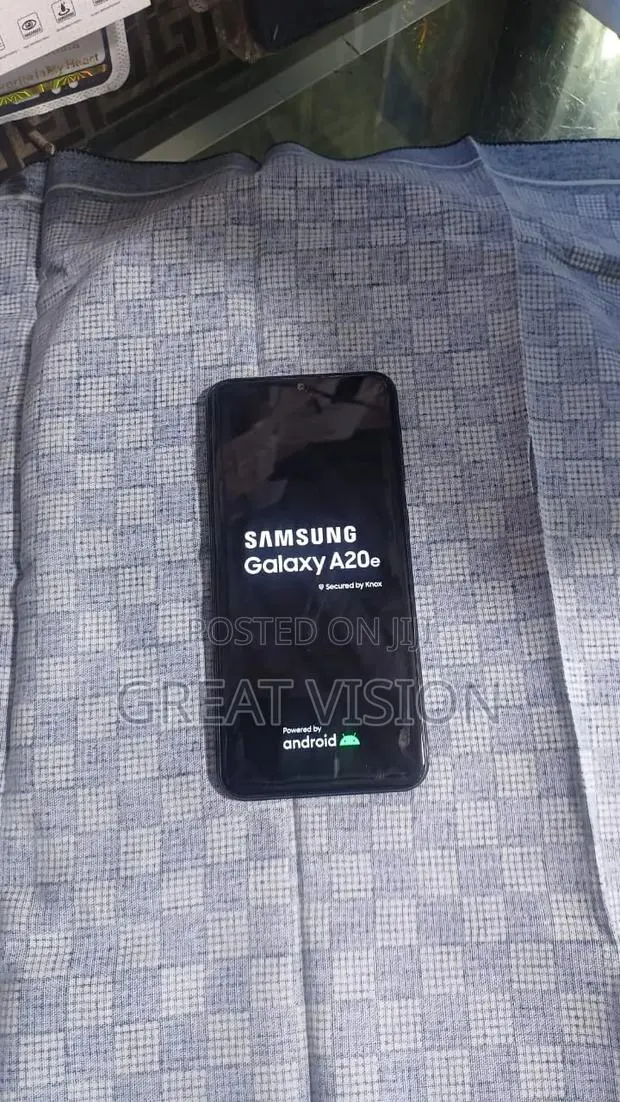 Samsung Galaxy A20e 32 GB Black · Photo 1