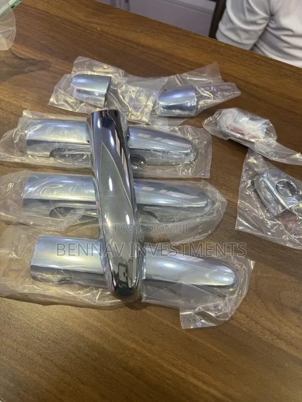 Chrome Door Handle Cover for Vitz, Belta, Yaris and Vois · Photo 1