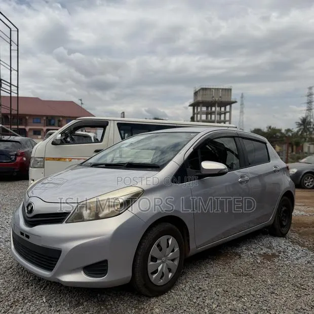 Toyota Vitz 1.3 AWD 5dr 2013 Silver · Photo 1