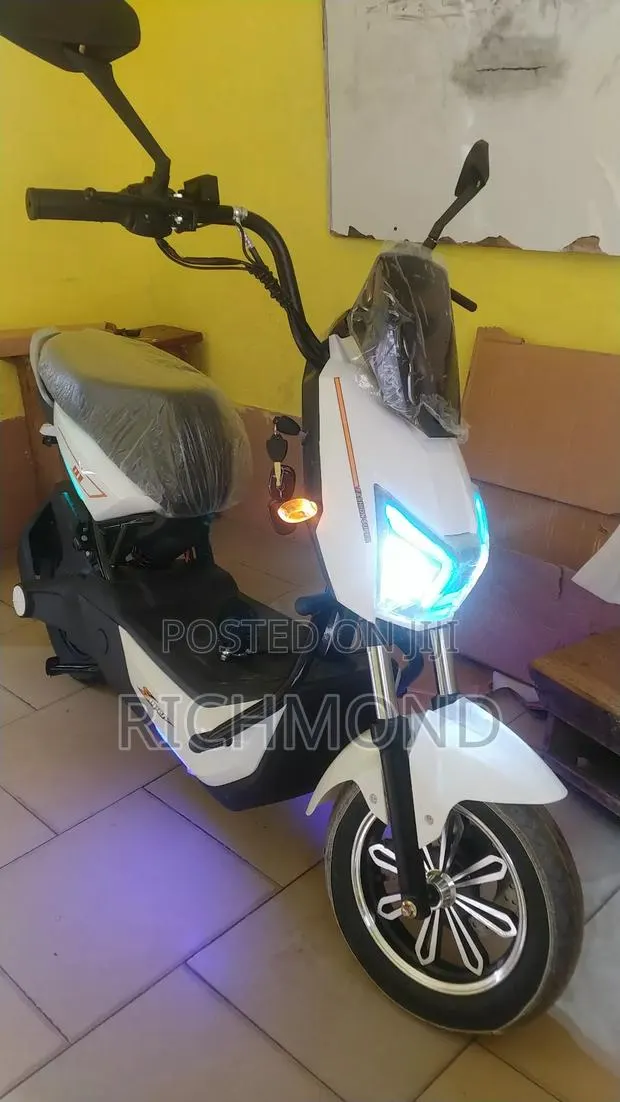 Motorcycle 2026 White · Photo 7