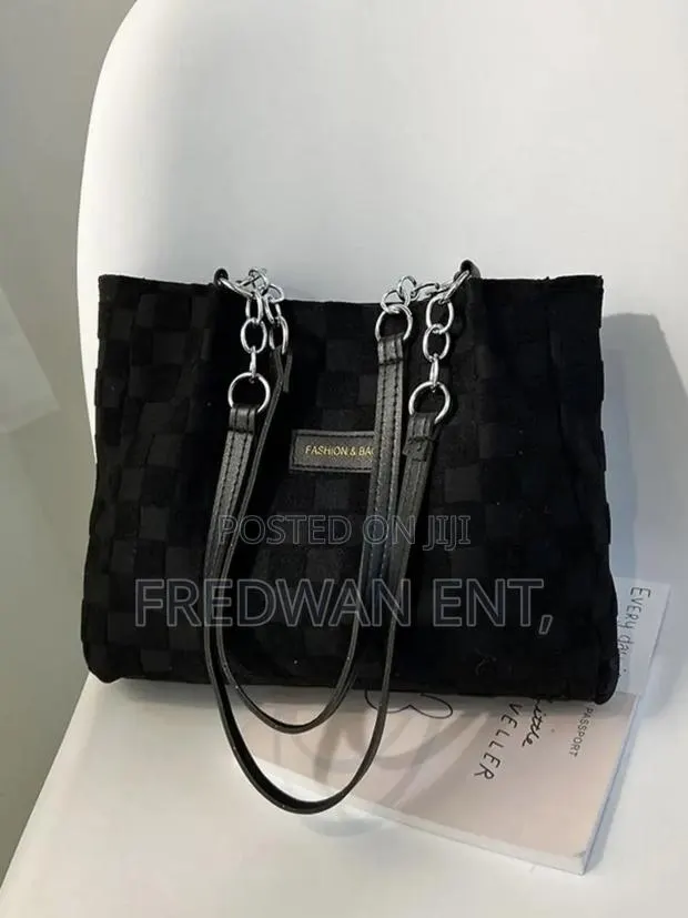 Hairy Hand Bag · Photo 1