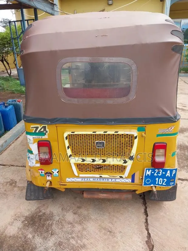 Bajaj RE 2023 Yellow · Photo 1