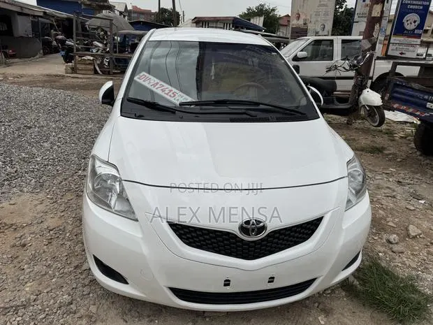 Toyota Belta 2010 White · Photo 1