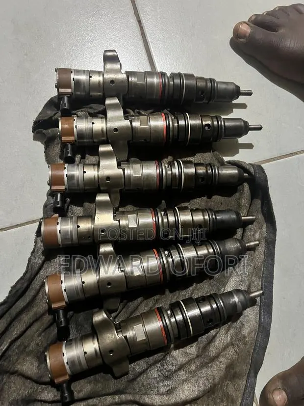 A Used C7 Engine Injectors · Photo 1