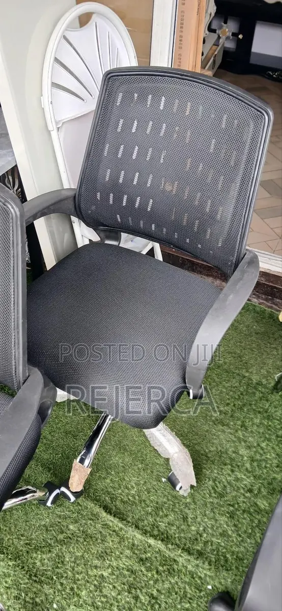 Adjustable Office Swivel Chair · Photo 1