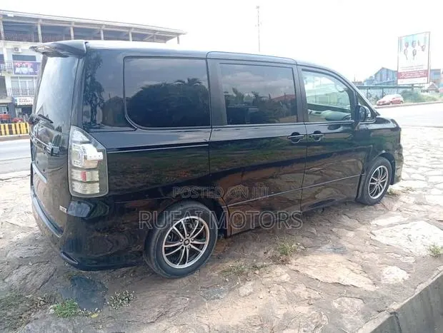 Toyota Voxy 2012 Black · Photo 1