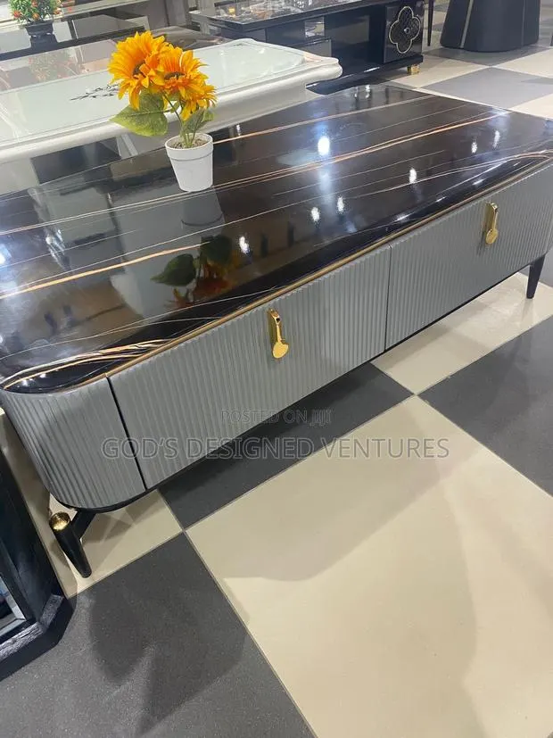 Well Polished and Classic Marble Center Table · Photo 1