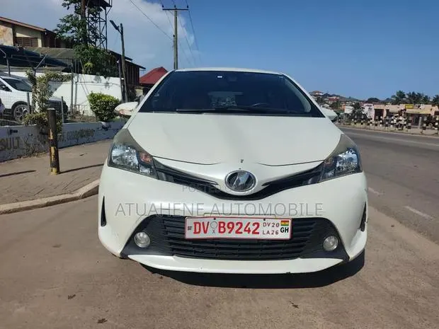 Toyota Vitz 2015 Silver · Photo 1