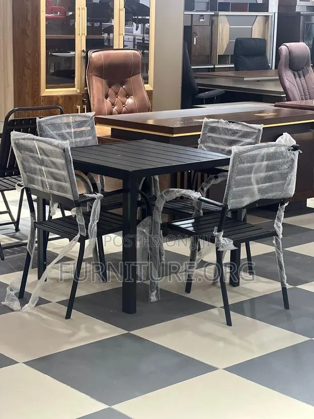 Four Chairs Dinning Set · Photo 1