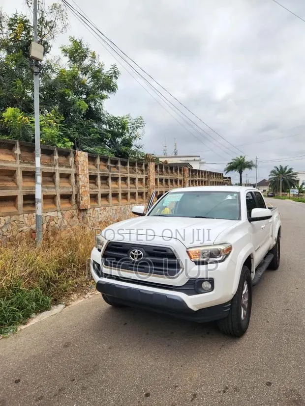 Toyota Tacoma SR5 2017 White · Photo 1