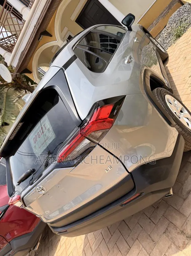 Toyota RAV4 LE 2021 Silver · Photo 1