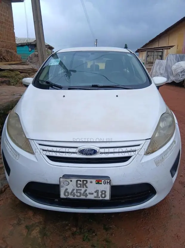 Ford Fiesta SE Hatchback 2012 White · Photo 1