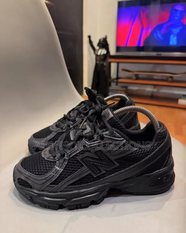 New Balance 740 Black · Photo 1