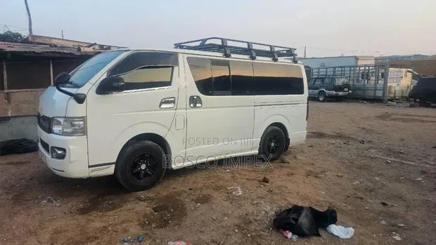 Toyota HiAce 2010 White · Photo 1