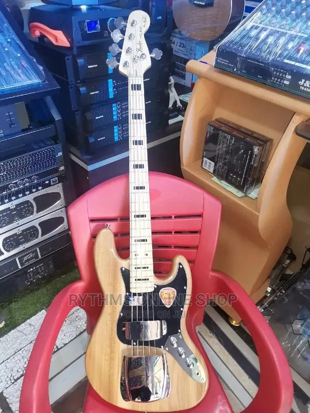 Fender Jazz Bass Guitar · Photo 1