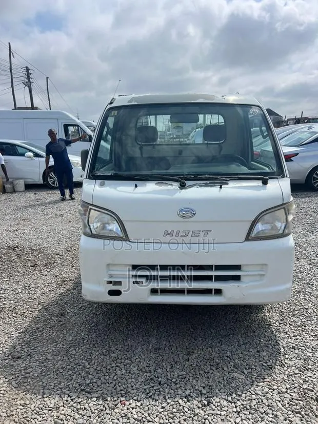 Daihatsu Delta 2001 White · Photo 1