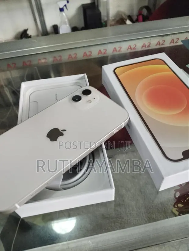 New Apple iPhone 12 64 GB Silver · Photo 1