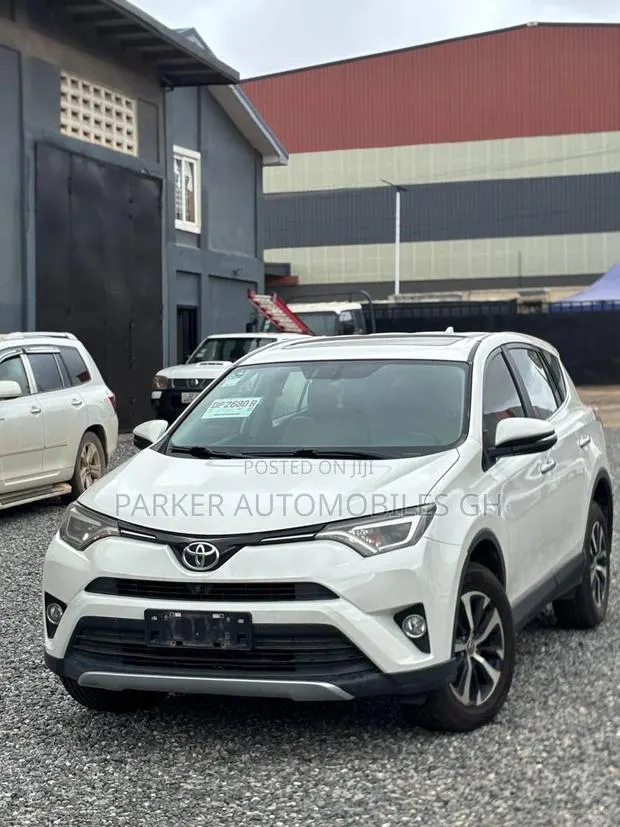 Toyota RAV4 Limited AWD (2.5L 4cyl 6A) 2017 White · Photo 1
