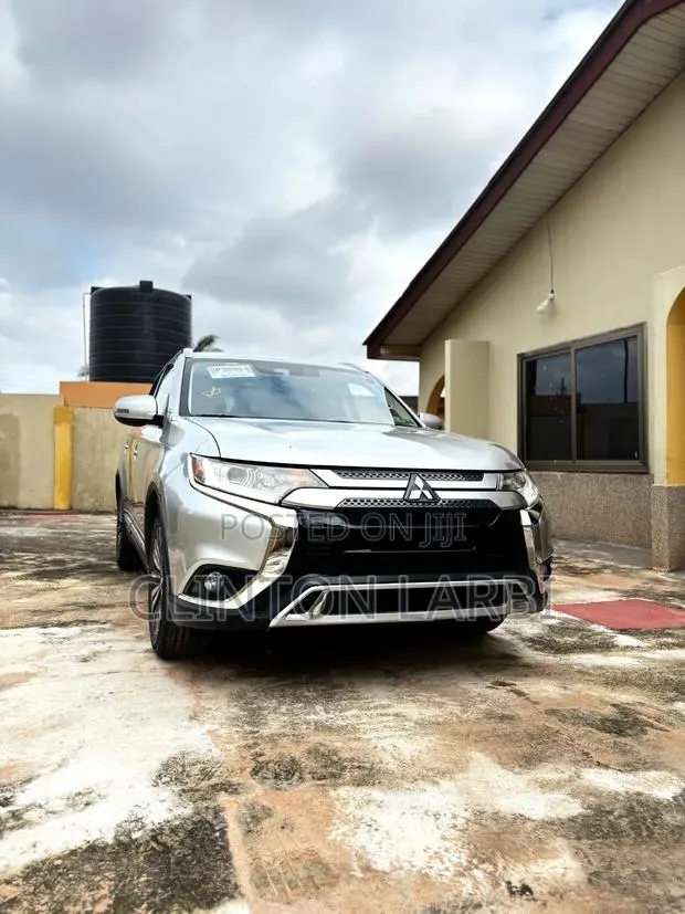 Mitsubishi Outlander SEL FWD 2018 Silver · Photo 1