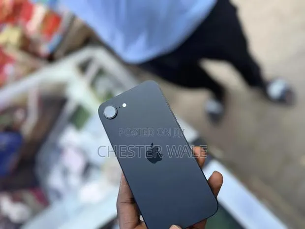 Apple iPhone 16e 128 GB Black · Photo 1