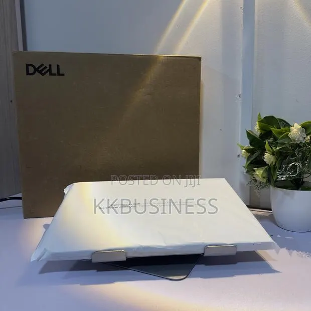 New Laptop Dell 32GB Intel Core Ultra 7 SSD 1T · Photo 1