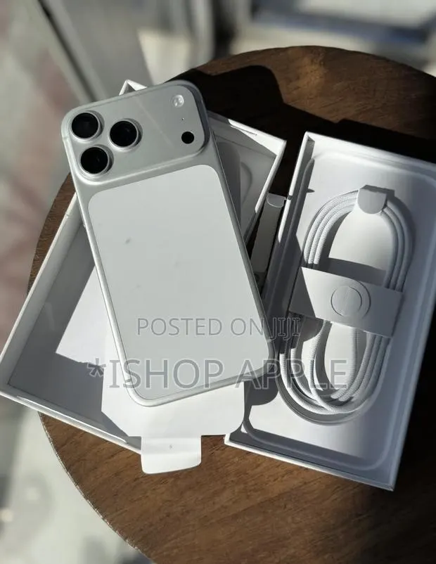 Apple iPhone 17 Pro Max 512 GB Silver · Photo 1