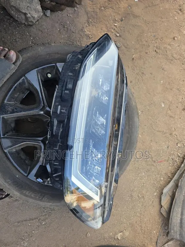 2023 Honda Hr-v Left Home Used Original Headlight -Read Description · Photo 1