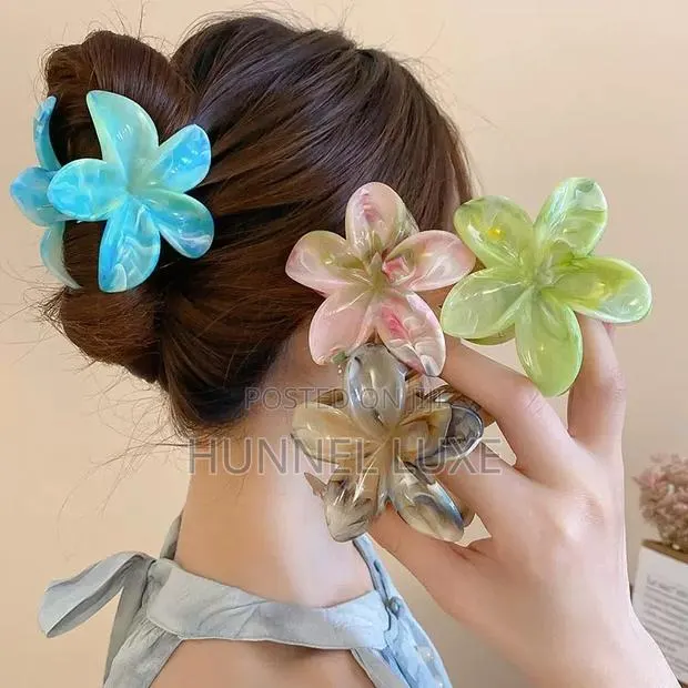 Marble Design Hawaiian Plumeria Flower Claw Clip · Photo 1