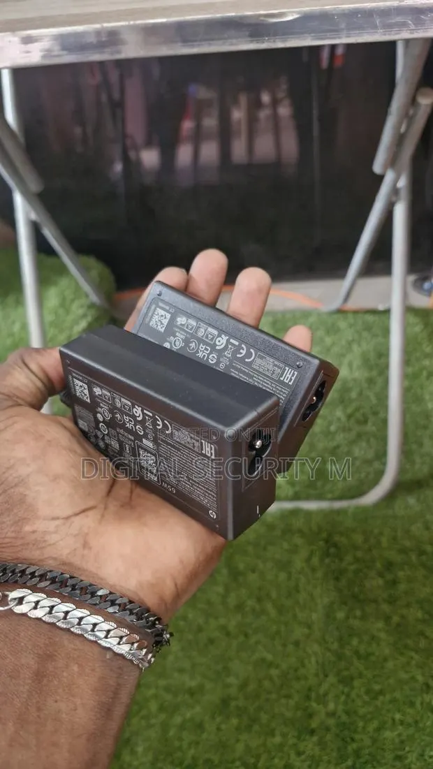 Hp 65w Blue Pin Charger · Photo 1