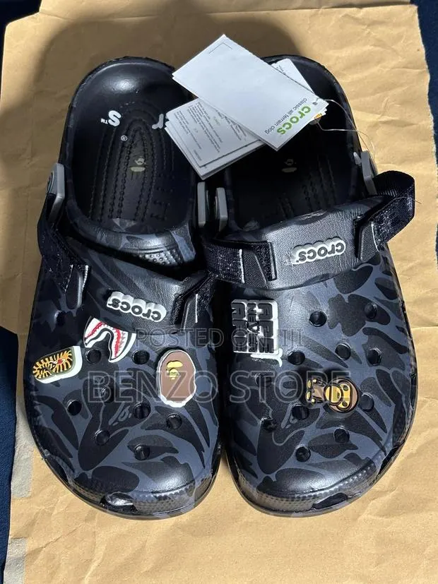 Durable Pattern Crocs Clogs Comfortable Fit Size 40-45 Black Color · Photo 1
