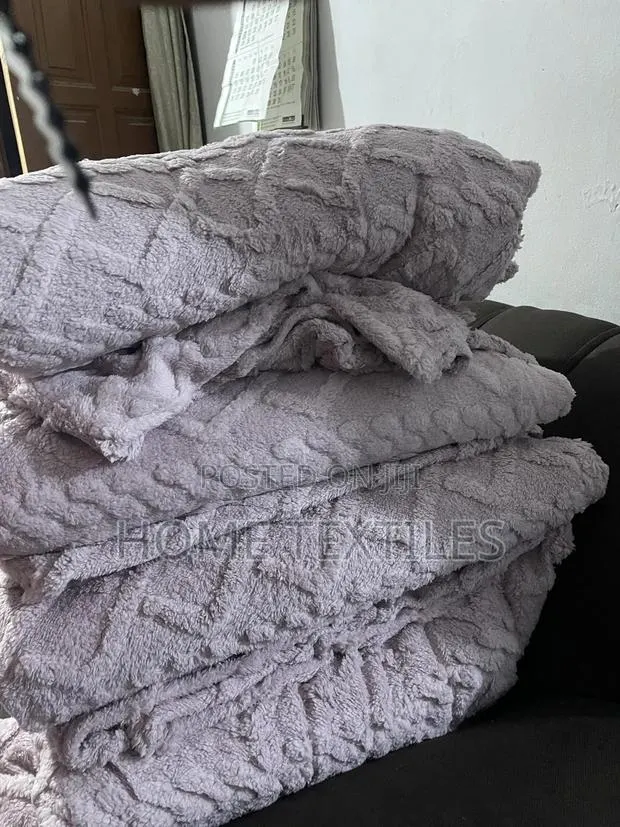 Light Grey Blanket With 2 Pillowcases · Photo 1
