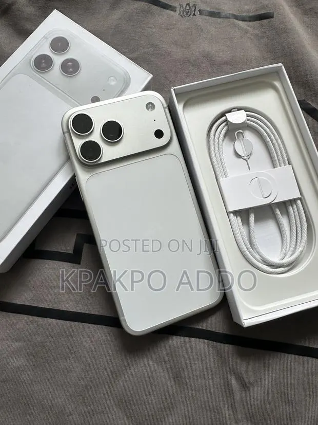 Apple iPhone 17 Pro Max 256 GB Silver · Photo 1