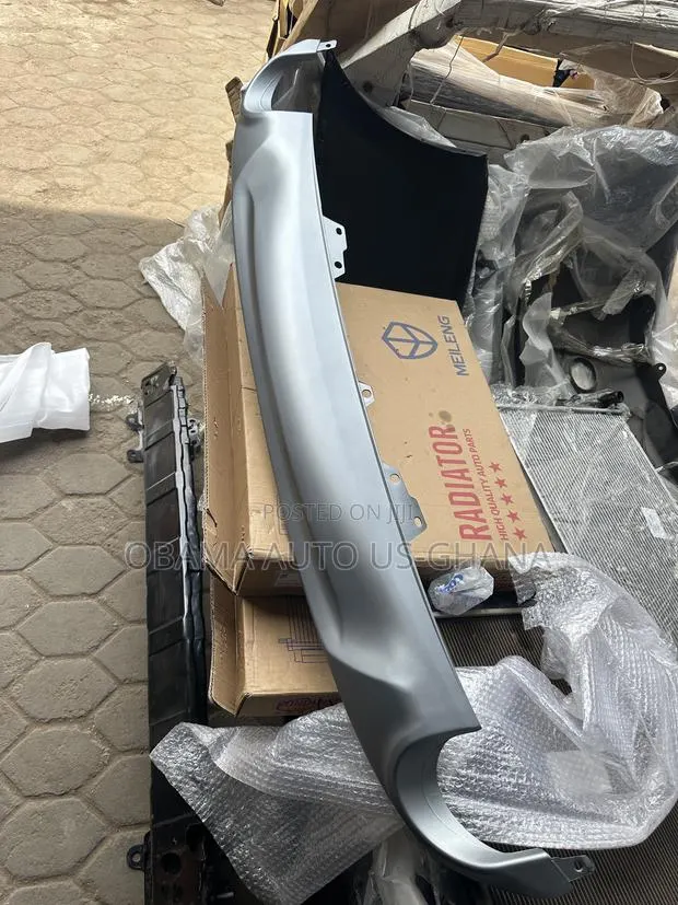 Honda CRV Rear / Back Bumper Spoiler /Diffuser /Apron 2017 2018 2019 · Photo 1