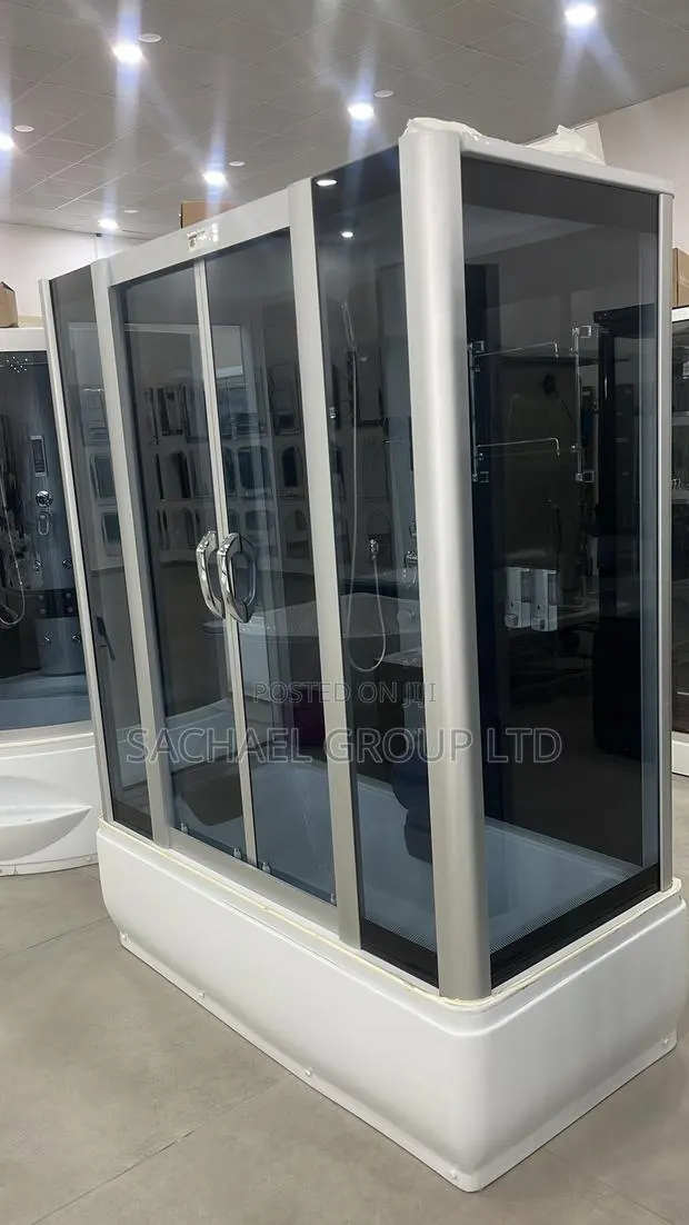Rectangle Jacuzzi Shower Cubicle · Photo 1